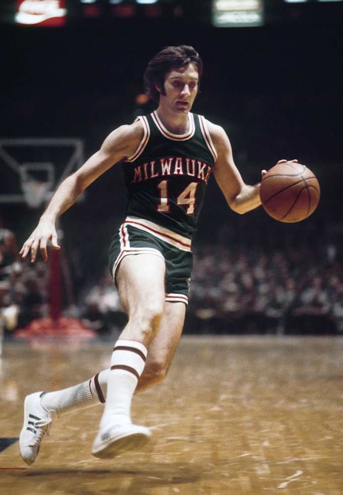Milwaukee Bucks guard Jon McGlocklin (14) in action against the New York Knicks at Madison Square Garden